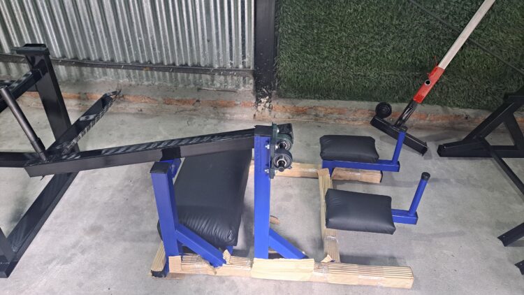 PATADA DE GLÚTEOS ARRODILLADA CARGA A DISCO